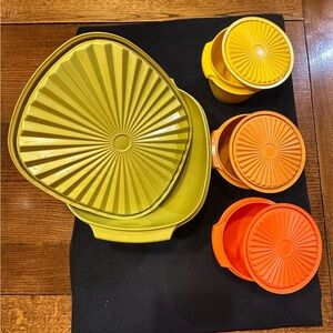 VINTAGE TUPPERWARE -STARBURST STACKING STORAGE CONTAINERS/LIDS (1 LARGE/3 SMALL)